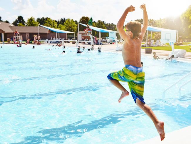 EccosPro_sb 5-2025-Junge springt ins Becken_(c) EccosPro